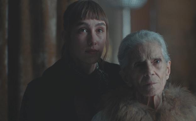 Almudena Amor y Vera Valdez en 'La abuela'.