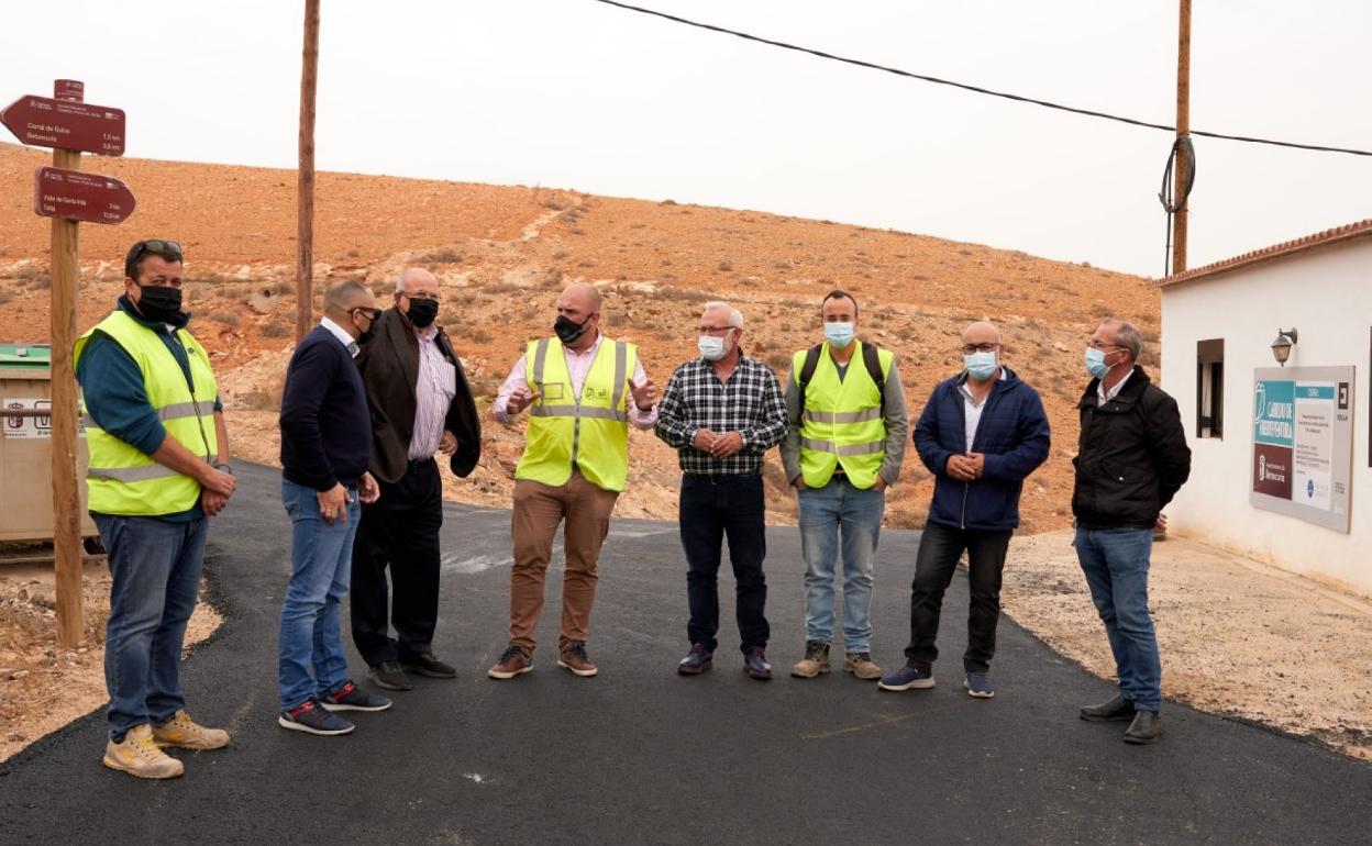 Sergio Lloret, con políticos y técnicos. 