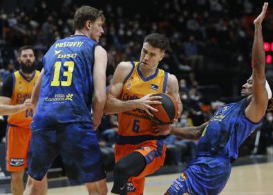 Imagen secundaria 1 - Imágenes del encuentro disputado en La Fonteta. 