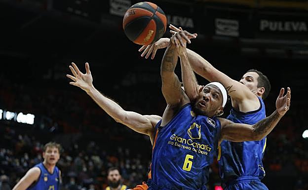 Imagen principal - Imágenes del encuentro disputado en La Fonteta. 