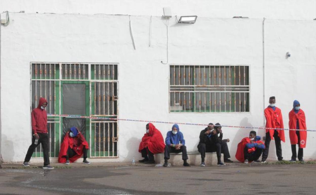 Exterior de la nave donde se traslada a los migrantes en Arrecife. 