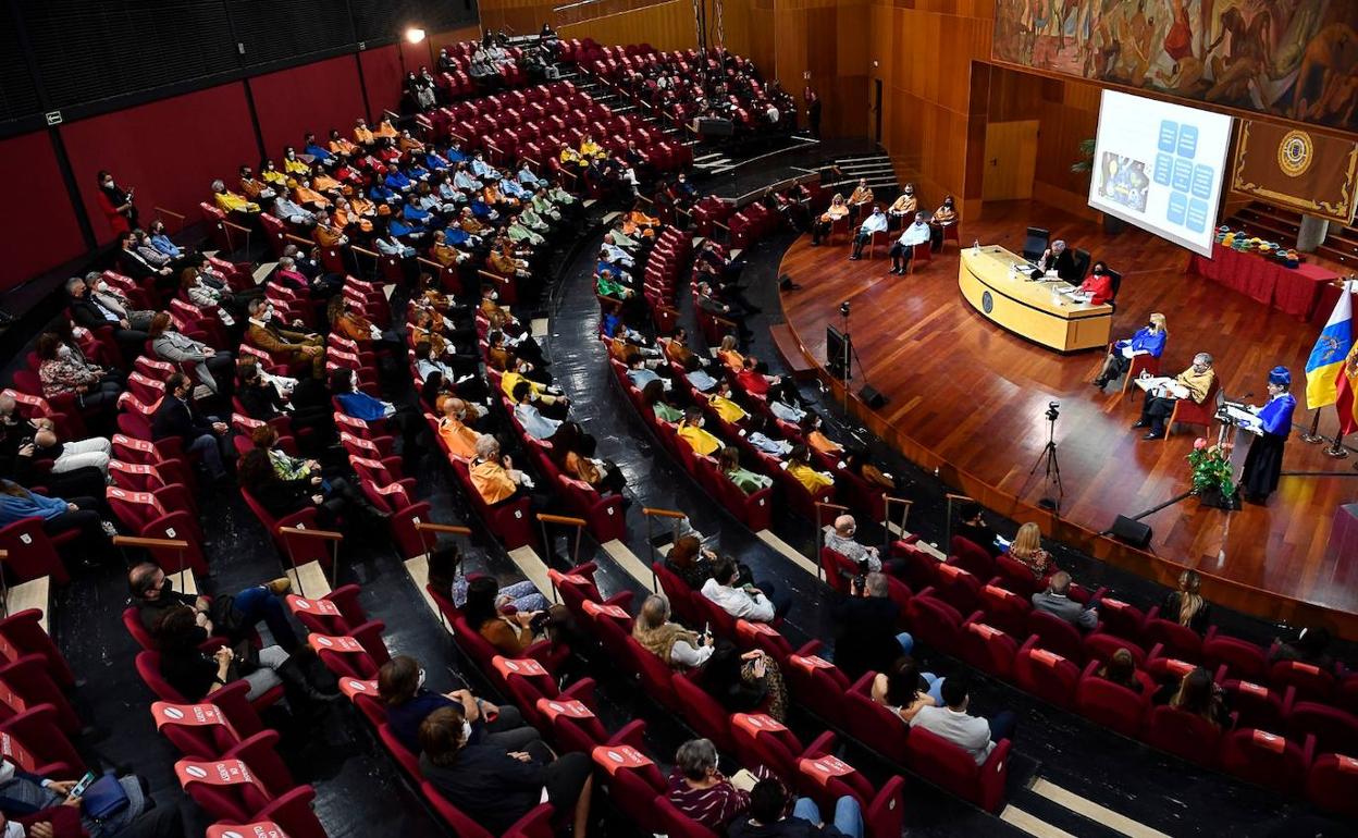 Vista general del paraninfo donde se invistió hoy a los nuevos doctores y doctoras de la ULPGC. 