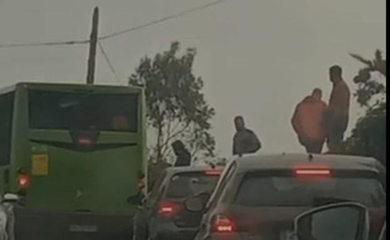Unos coches mal aparcados ocasionan un colapso de una hora en una carretera de Tenerife