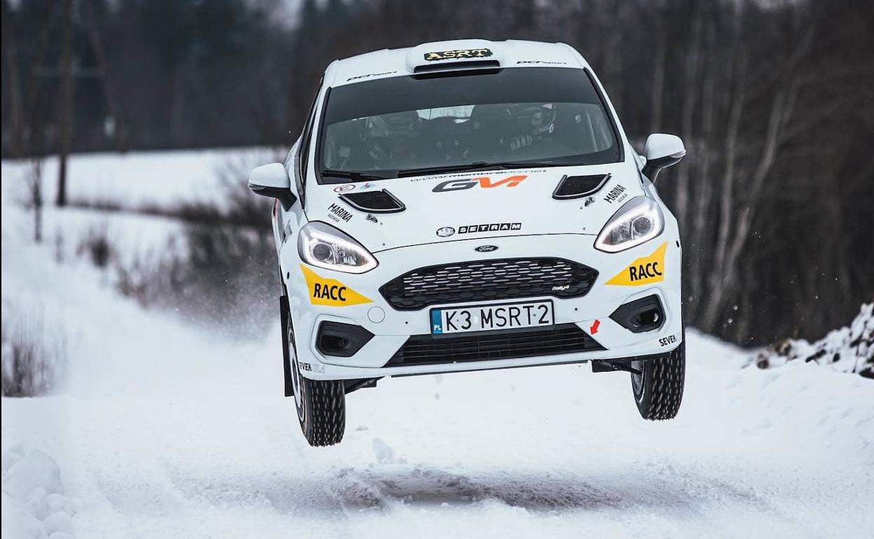 Espectacular salto del Ford Fiesta Rally4 de Membrado y Peñati durante la prueba. 