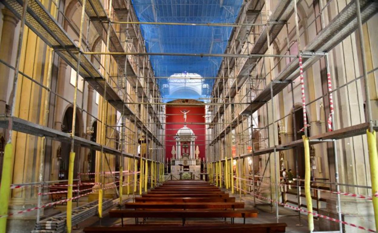 Los andamios están ya dispuestos en la iglesia de Santiago de Gáldar, a la espera de que en breve comiencen los trabajos de recuperación en las bóvedas. 