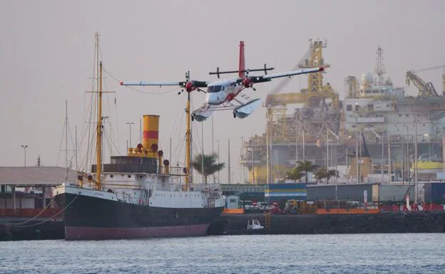 El hidroavión de Surcar Airlines, ayer durante uno de los vuelos de prueba en el puerto de Tenerife. 