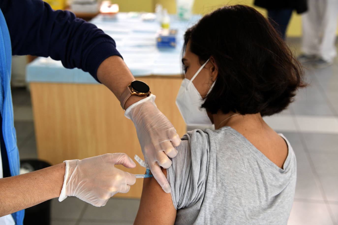 Una paciente recibe una dosis de la vacuna. 