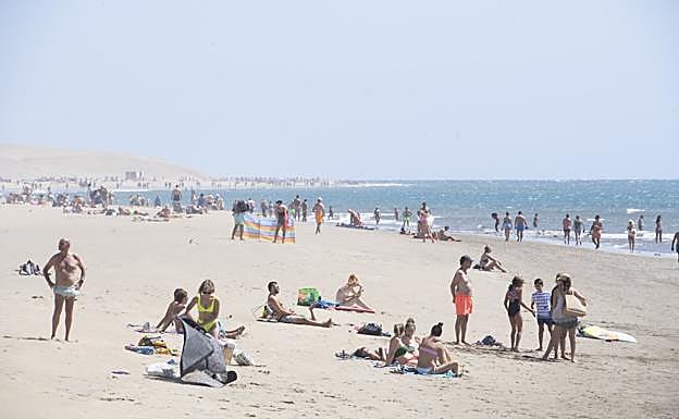 Vista de la playa de Maspalomas sin hamacas. 