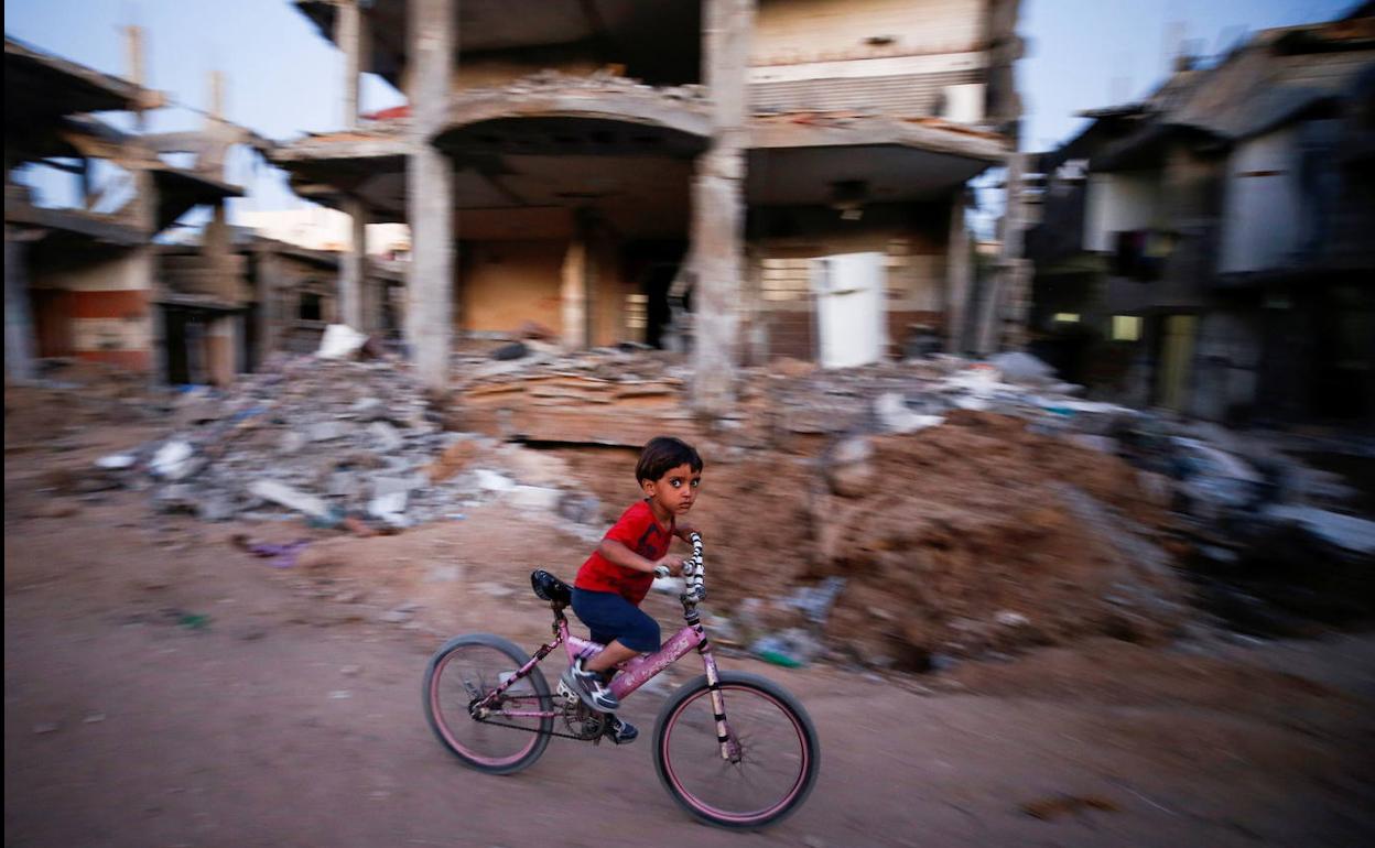 Un niño en bicicleta por las calles de Gaza. 