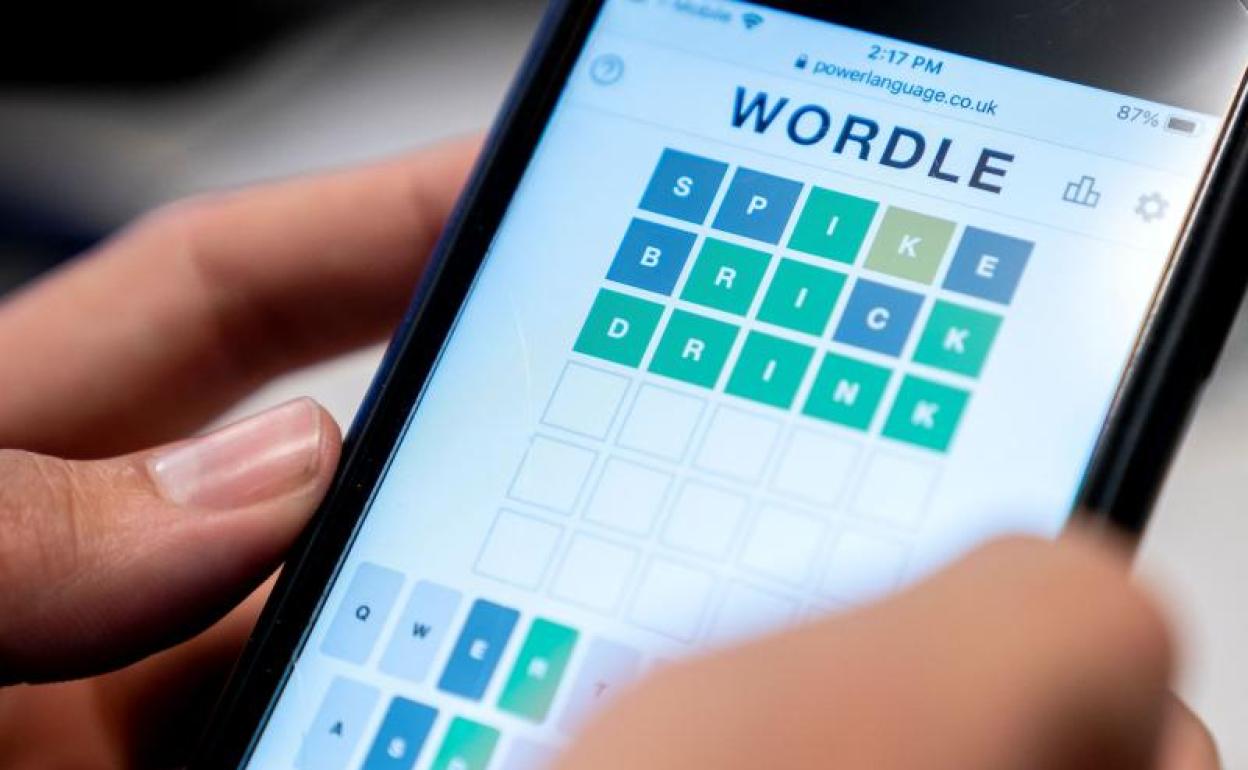 Una persona juega a «Wordle».