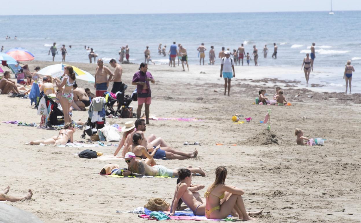Foto de archivo de la playa de Maspalomas, todavía sin servicio de hamacas ni sombrillas. 