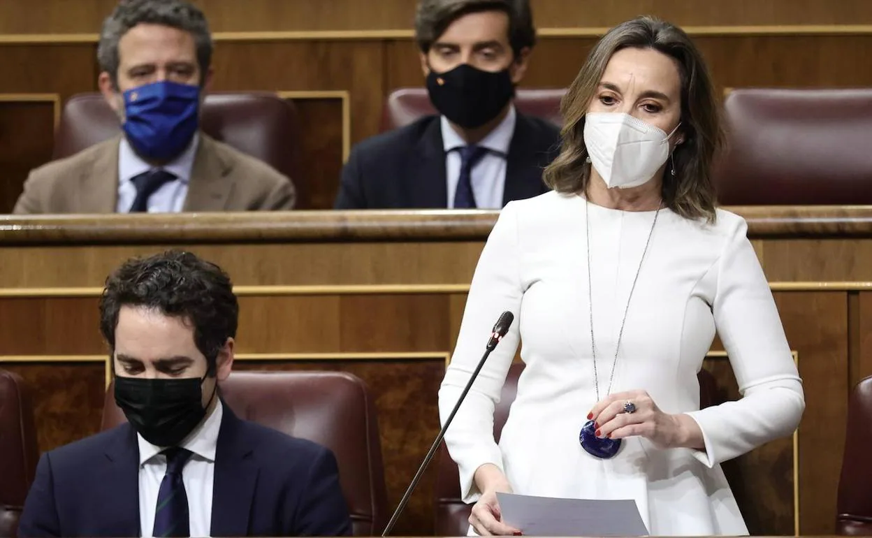 La portavoz del grupo parlamentario popular, Cuca Gamarra, durante la sesión de control al Gobierno. 