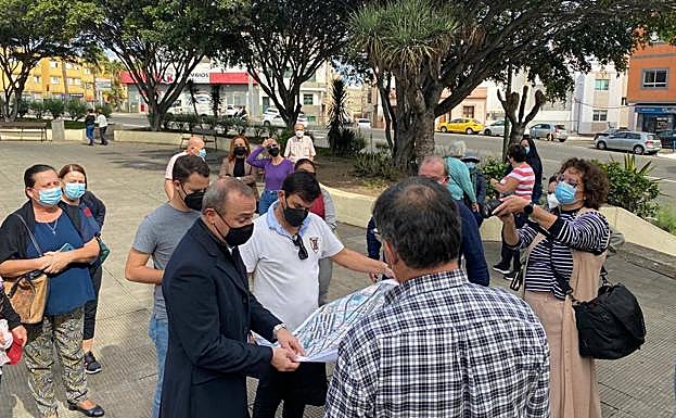 El alcalde explica los detalles del proyecto a los vecinos. 