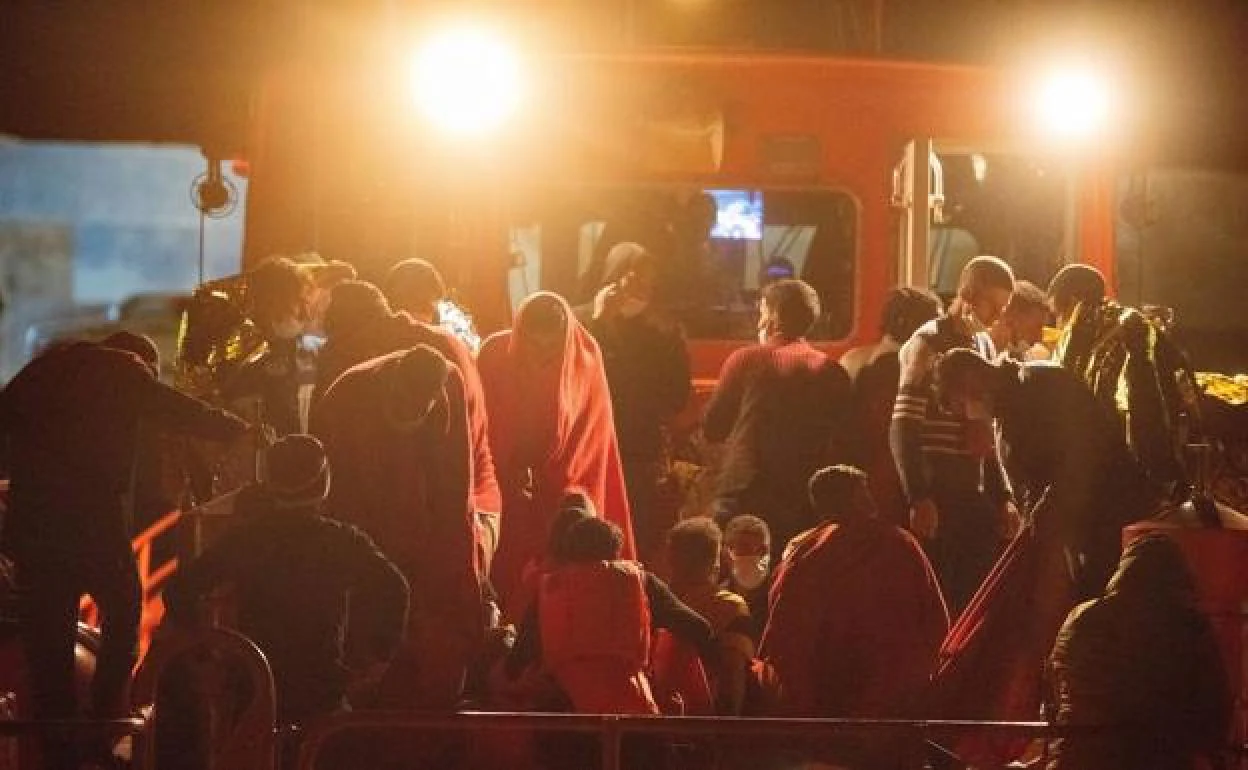 Los inmigrantes rescatados a su llegada a Fuerteventura.