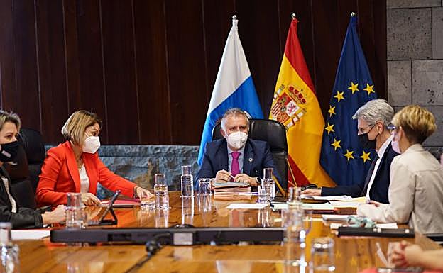 Momento de la reunión del Consejo de Gobierno celebrada ayer en Santa Cruz de Tenerife. 