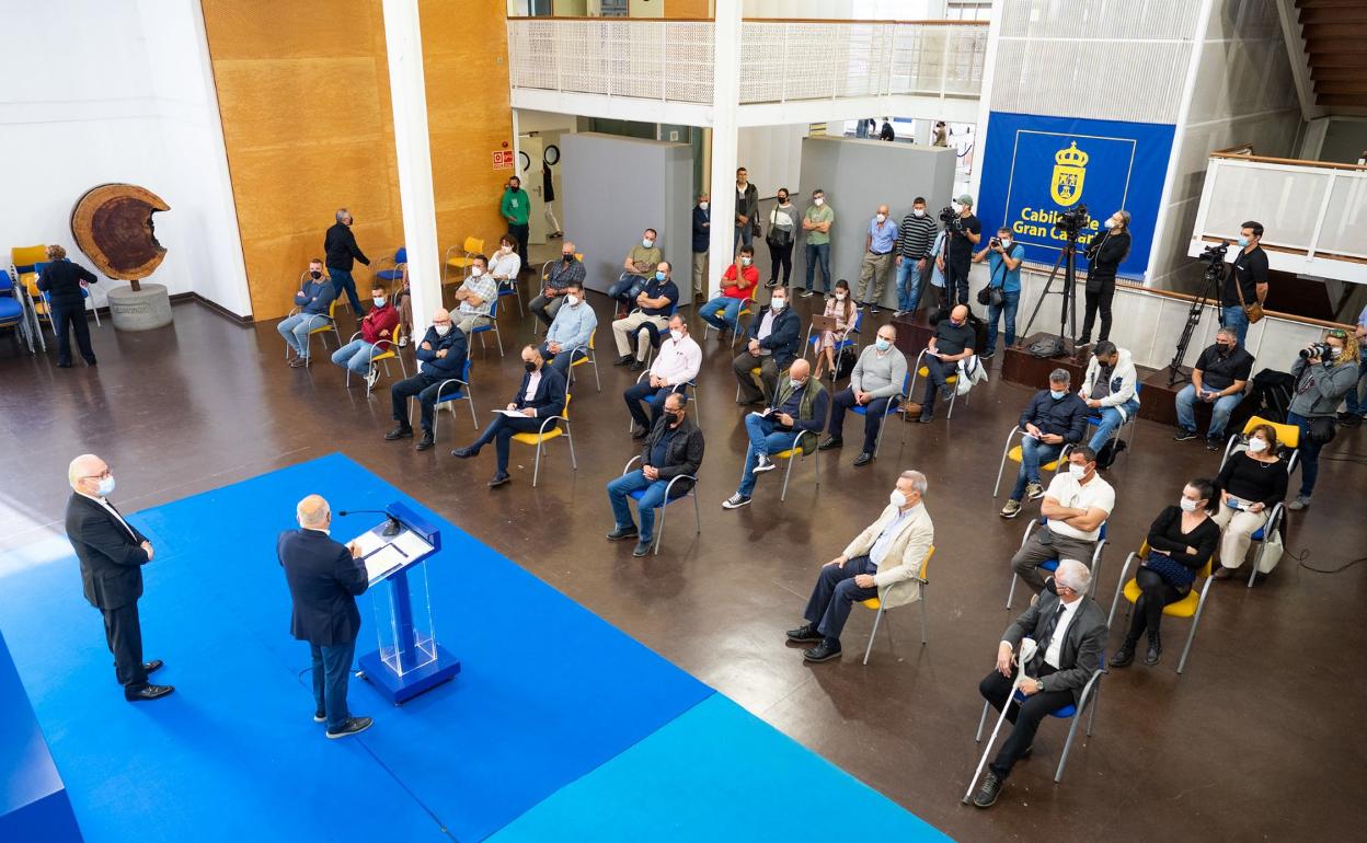 Presentación de la ayuda extraordinaria del Cabildo al sector ganadero insular en el patio de la Casa Palacio. 
