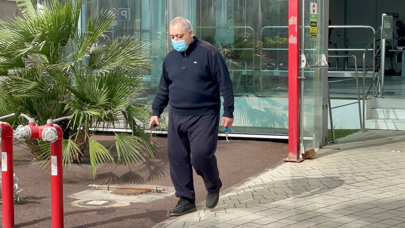 Imagen del Miguel Ángel Ramos saliendo de la Ciudad de la Justicia en Las Palmas de Gran Canaria.