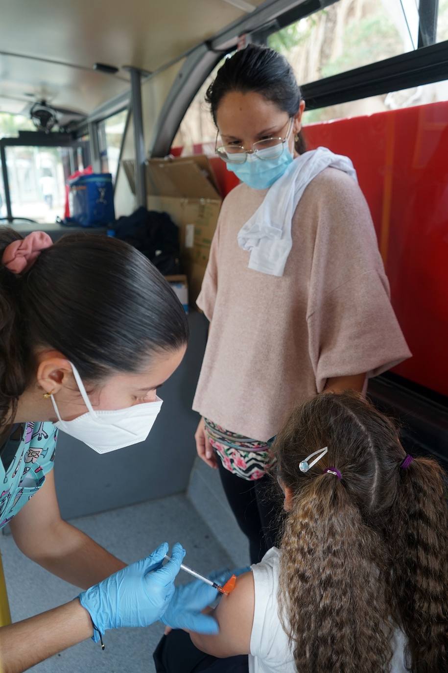 Las vacuguaguas ya vacunan a los niños en los centros escolares