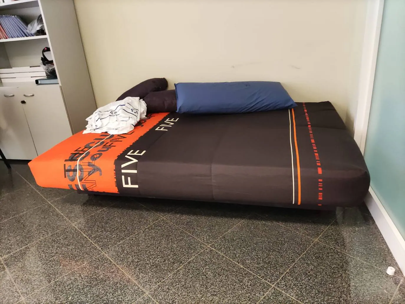 Imagen de uno de los sofás cama en uno de los despachos donde descansan los facultativos. 