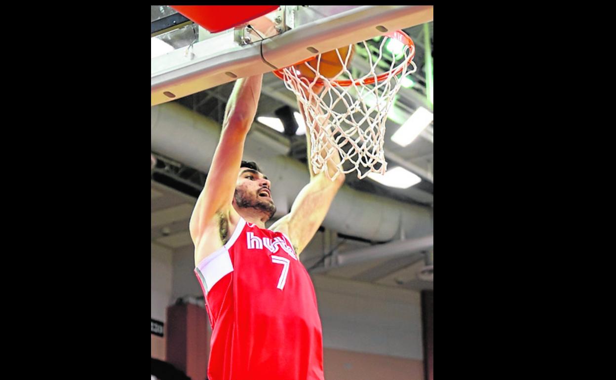 Aldama machaca el aro. 