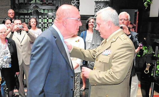 En 2011 le entregaron la Cruz del Mérito Militar.