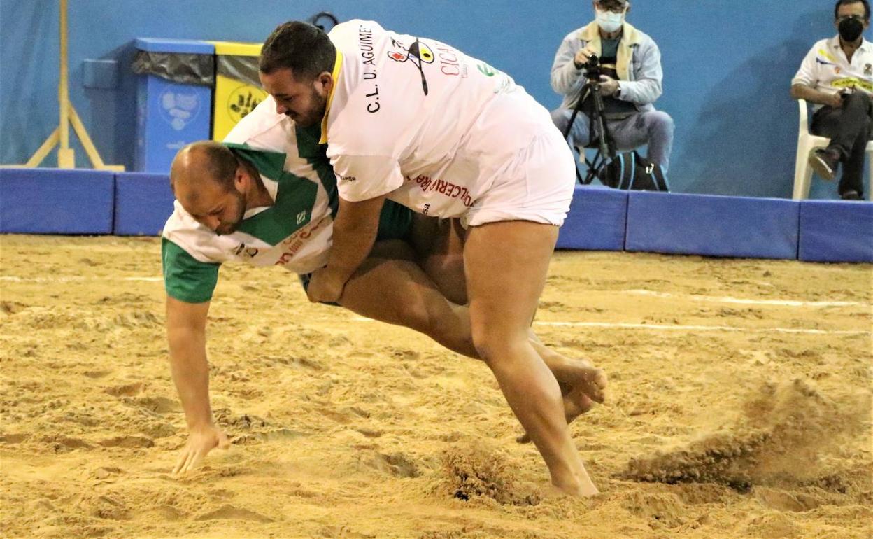 Rafa Santiago -en la foto ante El Antigua- fue el mejor del Unión Agüimes.
