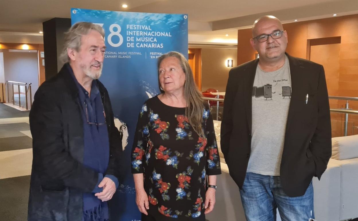 De izquierda a derecha, Jordi Savall, Elsa López y Alexis Ravelo, este lunes, en Tenerife. 