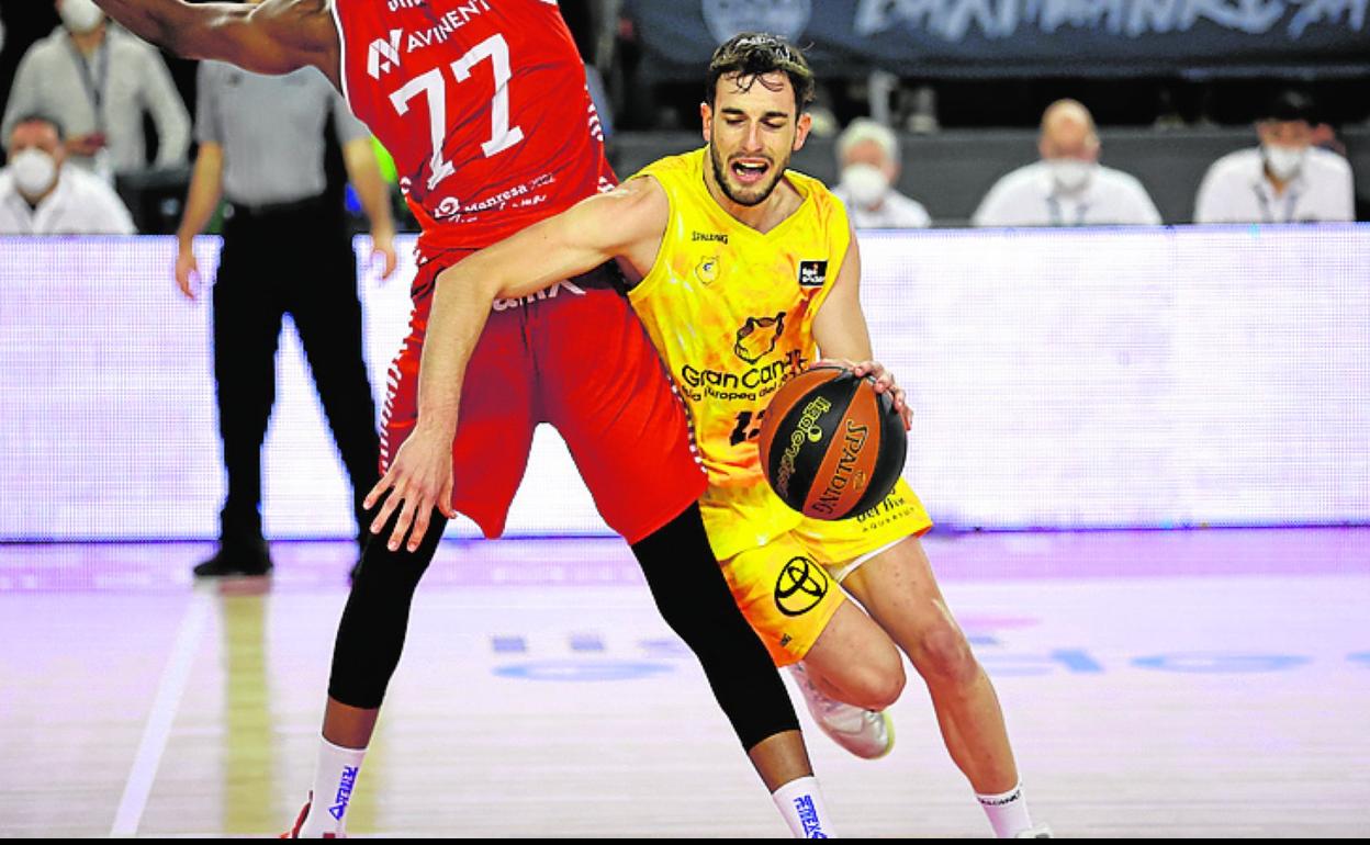 Sergi García supera a un defensor del Manresa. 