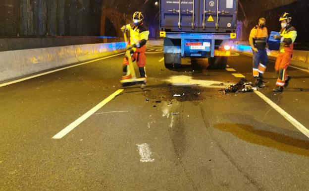 Imagen principal - Una herida en un accidente entre un camión y un turismo en el túnel de Julio Luego