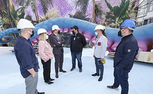 Imagen principal - El alcalde comprobó la marcha de los trabajos en el escenario y en el edificio Miller.