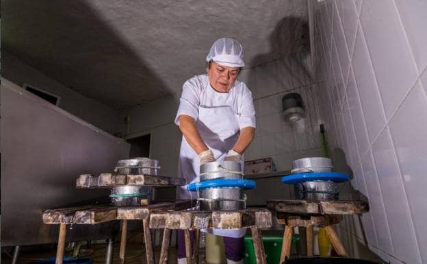 Teresa Rivero Hernández elaborándo queso artesano en Las Lajitas 