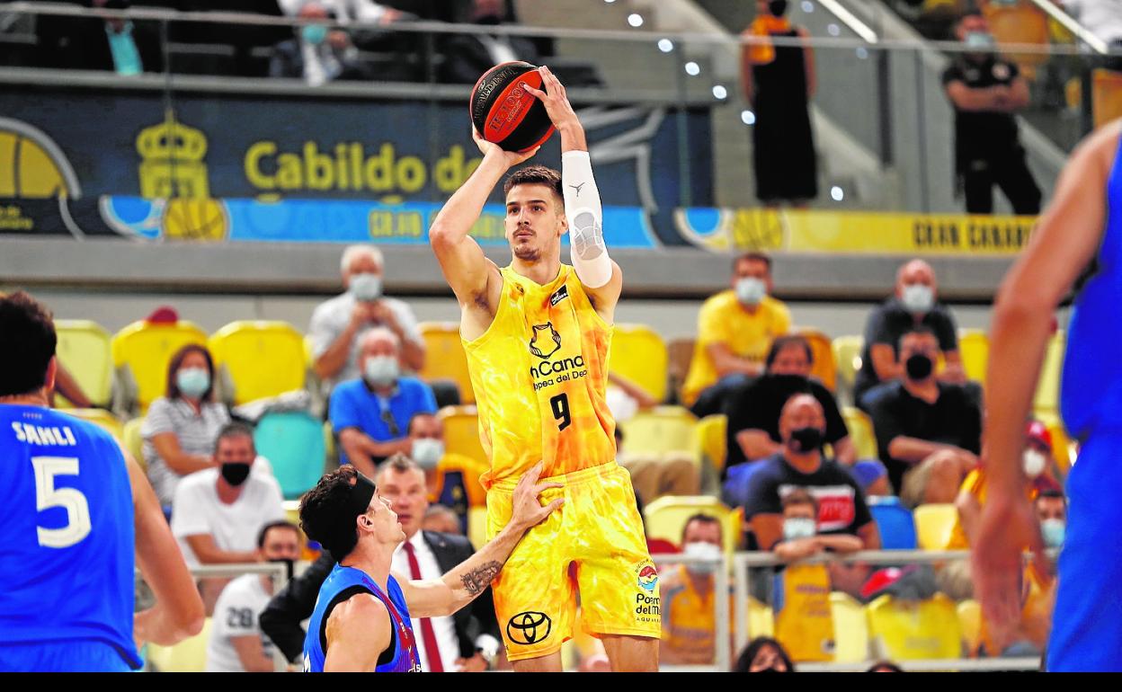 El alero argentino Nicolás Brussino lanza a canasta en el compromiso frente al Barça en la primera vuelta en el Arena. 