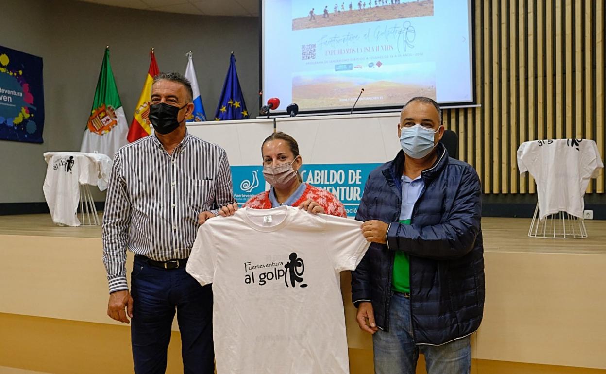 Los consejeros Claudio Gutiérrez y María Saavedra, con Jesús Marrero, responsable de Norte y Solana. 