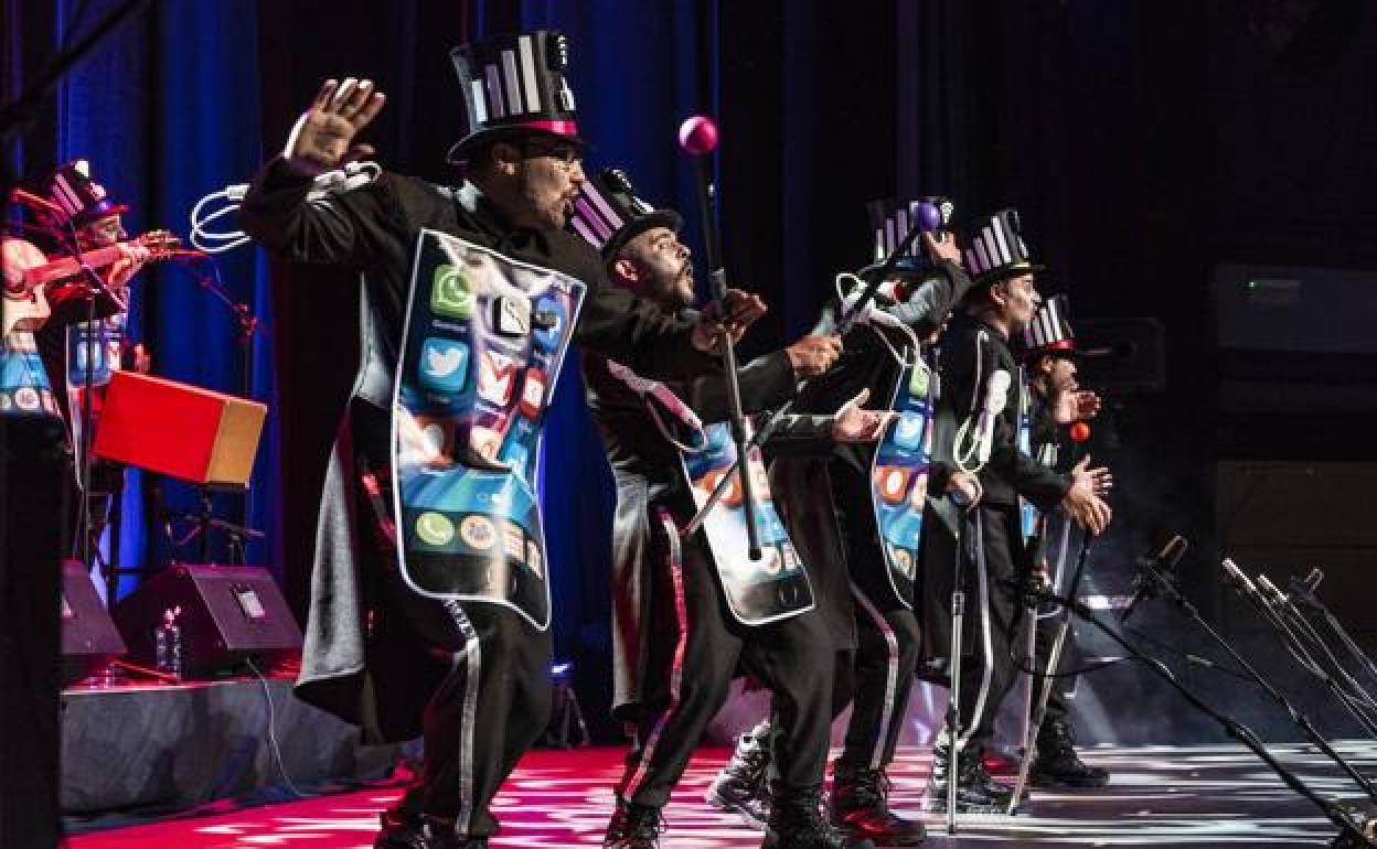 Actuación de La Chirimurga del Timple. 