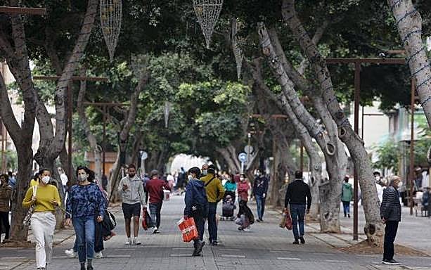 Nueve muertes y 1.240 nuevos casos de covid en Canarias en un día