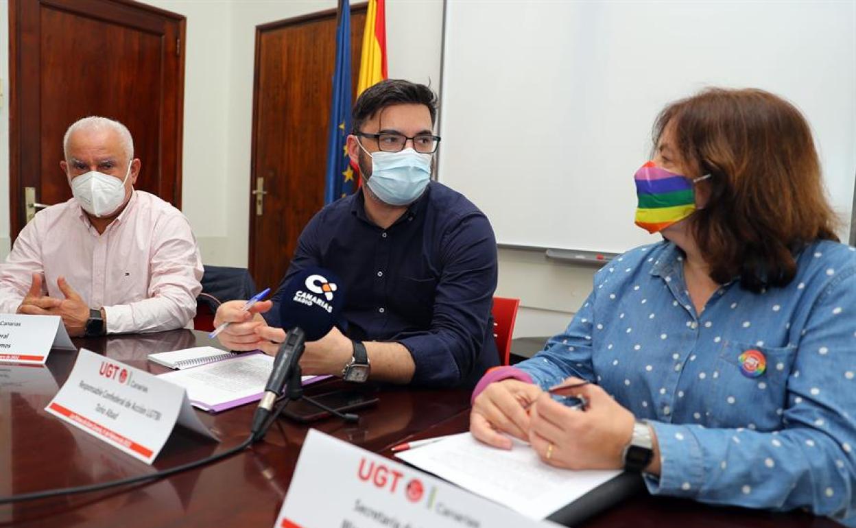El secretario de UGT en Canarias, Manuel Navarro (i), el responsable confederal LGTBI de la UGT, Toño Abad (c) y la responsable de Igualdad en UGT Canarias, Mirna Ortega (d). 