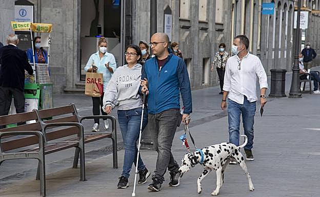 Este jueves se eliminó la obligatoriedad de usar mascarilla en exteriores. Imagen de la calle Triana. 