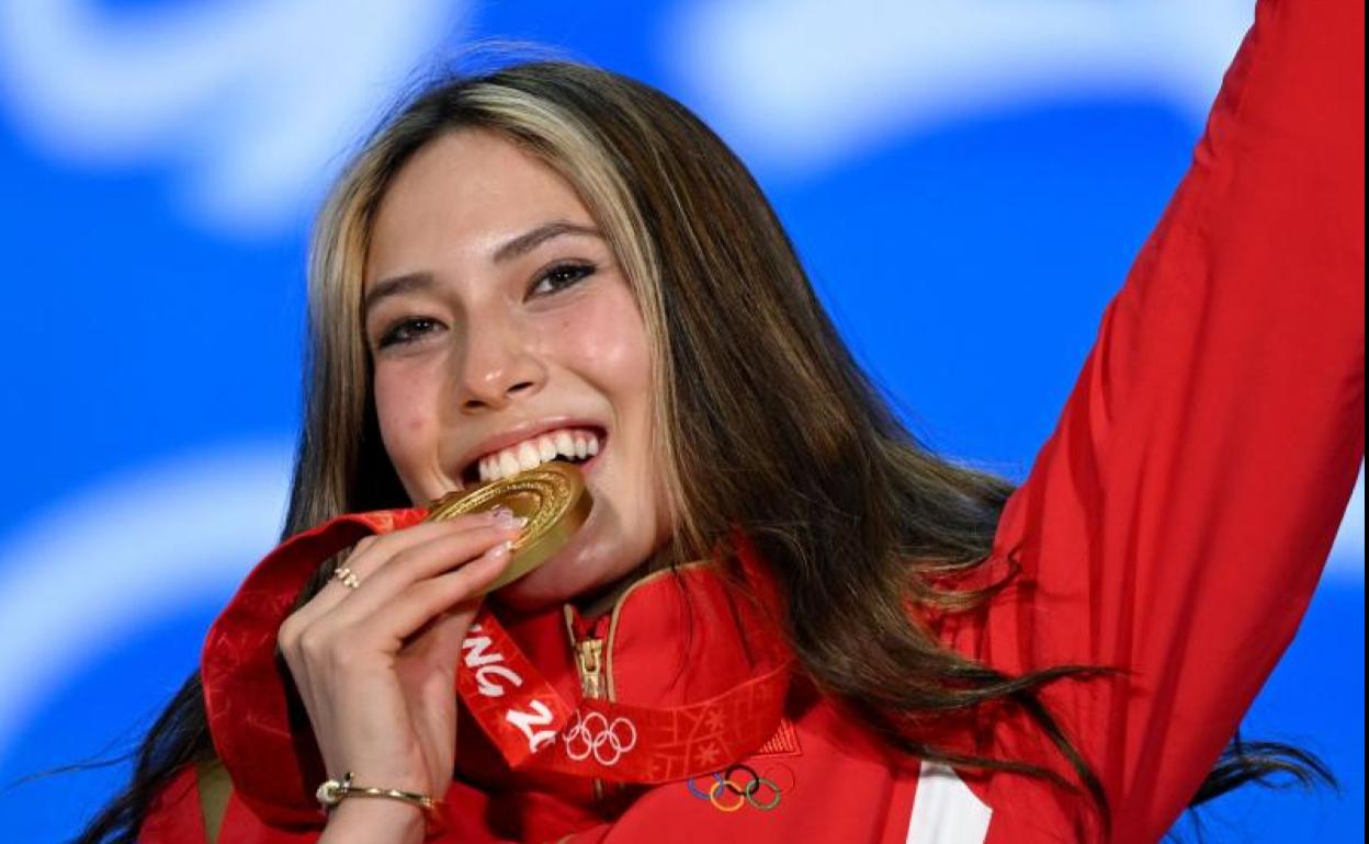 Eileen Gu celebra su medalla de oro en esquí acrobático 'big air'. 