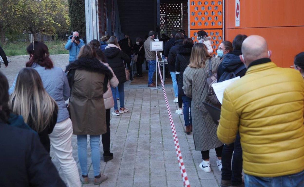 Varias personas hacen cola para presentarse a exámenes para acceder a distintos cuerpos de la Administración General del Estado. 