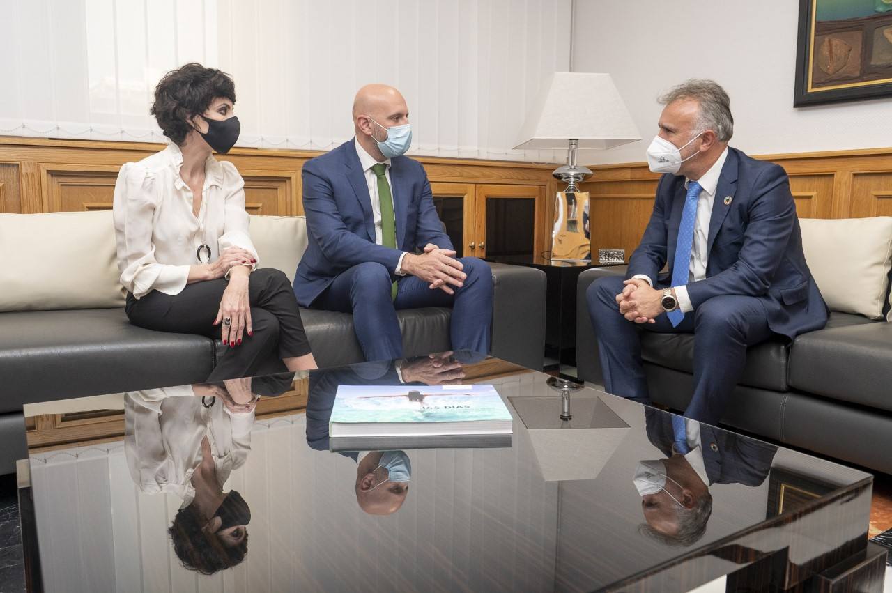 Torres (dcha.) junto al representante de Navantia (centro) y la consejera delegada de Pymar (izq). 