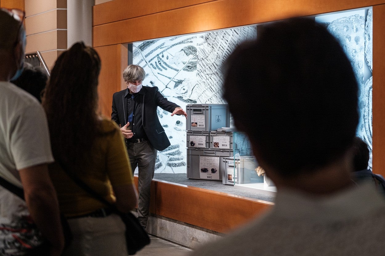 Exposición del material arqueológico durante la actividad 'Entre vitrinas', de Cueva Pintada. 
