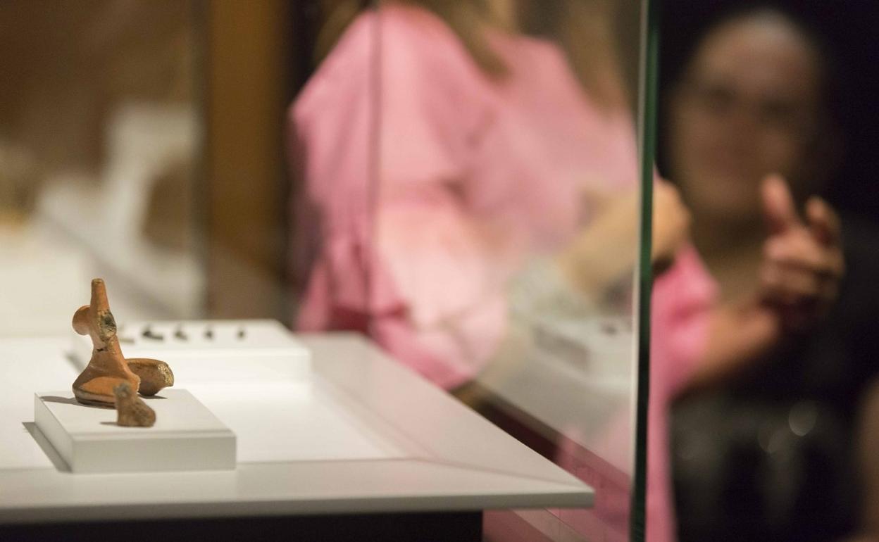 Detalle de objetos prehispánicos expuestos en Cueva Pintada. 