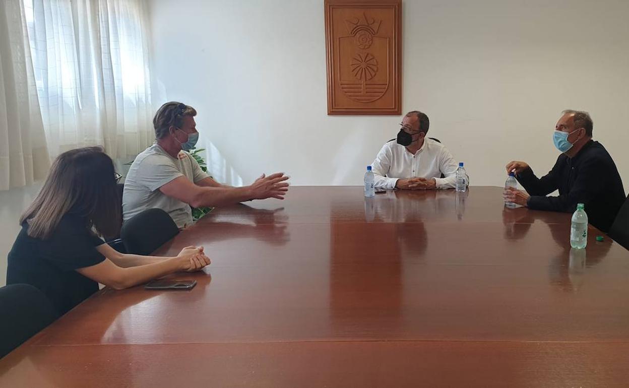 Un momento de la reunión del alcalde y los ediles con Dunkerbeck. 