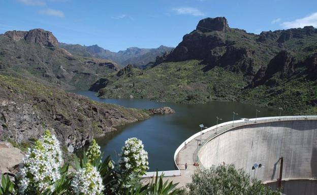 La futura central hidroeléctrica aprovechará el salto de agua entre las presas de Chira y Soria. 