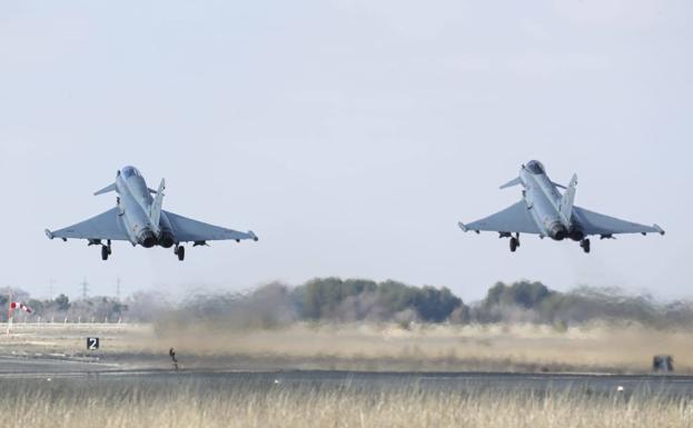 Despegue de dos Eurofighter del Ala 14, en la Base de Los Llanos (Albacete):