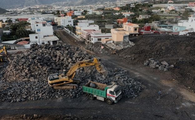 Trabajos de reconstrución de la zona afectada por la erupción del volcán de La Palma. 