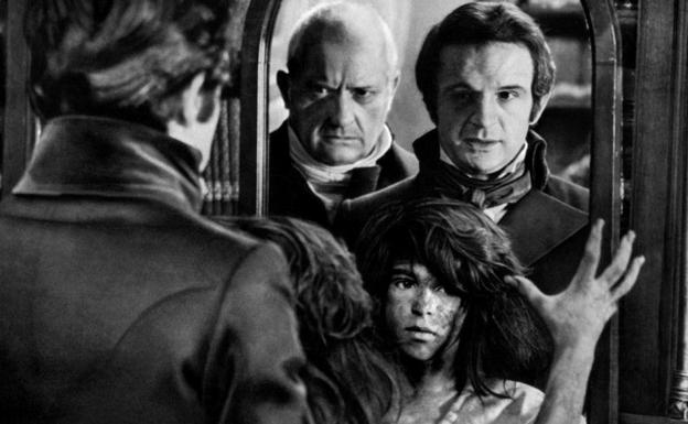 El Dr. Pinel (Jean Dasté), el Dr. Itard (François Truffaut) y el pequeño salvaje (Jean-Pierre Cargol) reflejados en el espejo. 