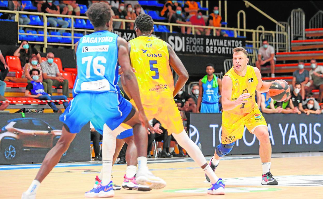 El norteamericano Kramer dirige el juego en el duelo de la primera vuelta en Fuenlabrada. 