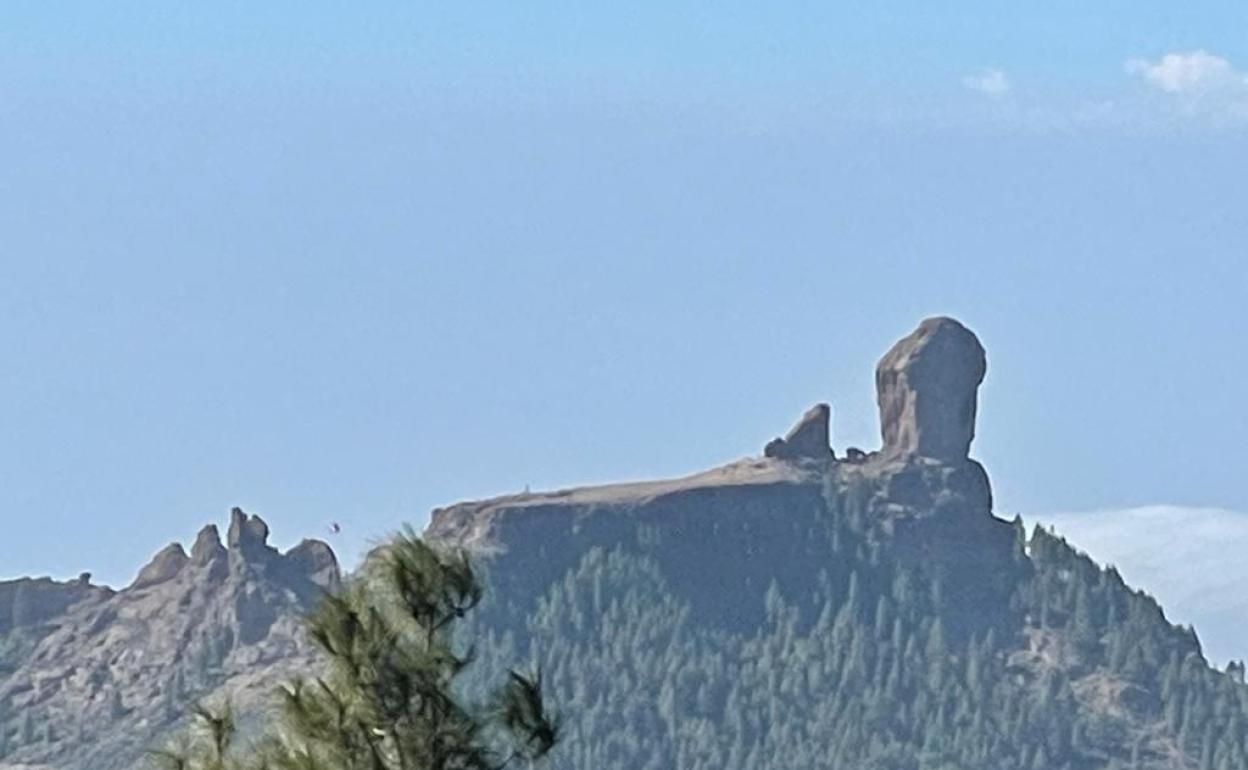 Roque Nublo, con helicóptero. 