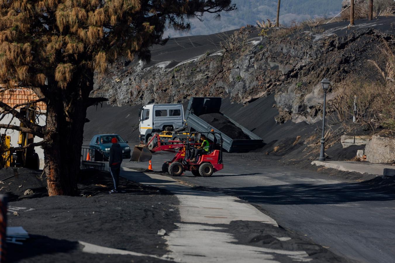 Fotos: La retirada de ceniza de La Palma avanza a buen ritmo